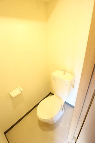 大阪市都島区都島南通１丁目の賃貸マンションのトイレ