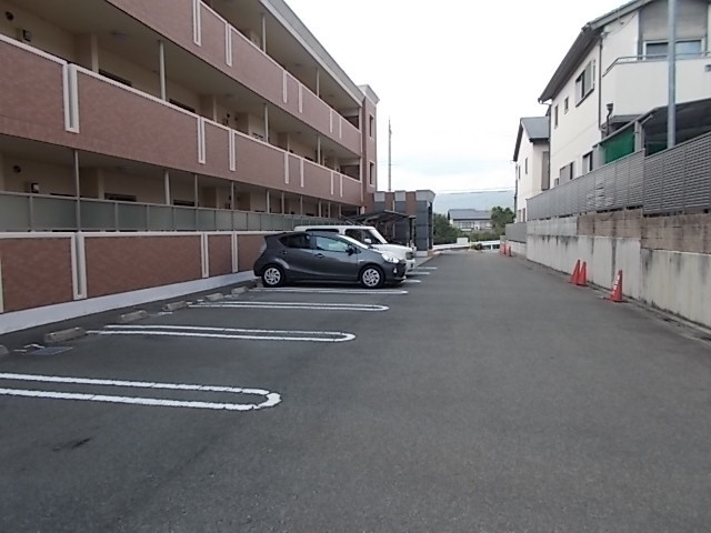 シャルマン小野の駐車場