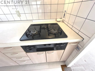 多数の調理器具を同時に使用でき、料理の効率化が可能。省エネで節約になり、様々な料理スタイルに適応できます。また、火力調整が独立しており、手入れや掃除もしやすく、今よりもっとお料理が楽しくなるかも。