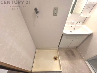 洗濯物の仕分け作業がしやすく、整理整頓が容易になります。洗濯音や湿気を他の部屋に持ち込まず、生活環境を快適に保ちます。上部を活用すれば収納スペースを確保でき洗剤や洗濯用品の整理もしやすくなります。