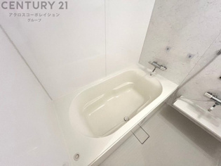 ユニットバスは省スペースでありながら、シンプルな設計と使いやすさを備え、簡便なメンテナンスが可能です。また小物置き場もあり便利です。