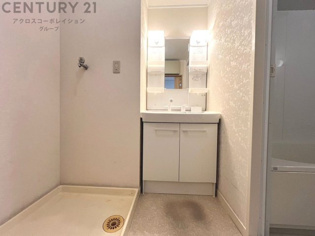 化粧品や洗顔料、歯ブラシなどの必需品をまとめて置ける収納スペースがあり、使用するたびに取り出す手間が省けます。また、水回りのため、濡れても大丈夫な素材が使用されており、お手入れが簡単です。