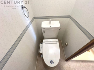 温水洗浄便座付トイレは温水洗浄機能により、暖かい水でおしりを洗浄することができ、冷たい水を使う従来の便座に比べ、温水洗浄機能で暖かいトイレを提供し、快適な使用を可能にします。