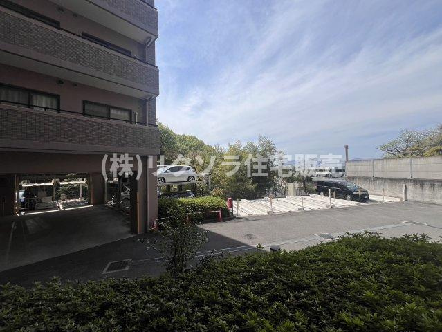 ヴェルビュ枚方公園・菊ヶ丘の駐車場|敷地内駐車場
■物件内覧・資金計画相談・住宅ローン相談、リフォーム相談、お問合せ受付中■
※当日・翌日のご内覧、ご相談はお電話でのお問合せがスムーズです！