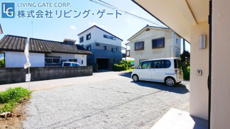 【駐車場】 | 並列3台駐車可能。