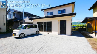 【外観】 | 周辺は閑静な住宅街です。目の前の道路は行き止まりの為、ご近所さんのみの通行です。