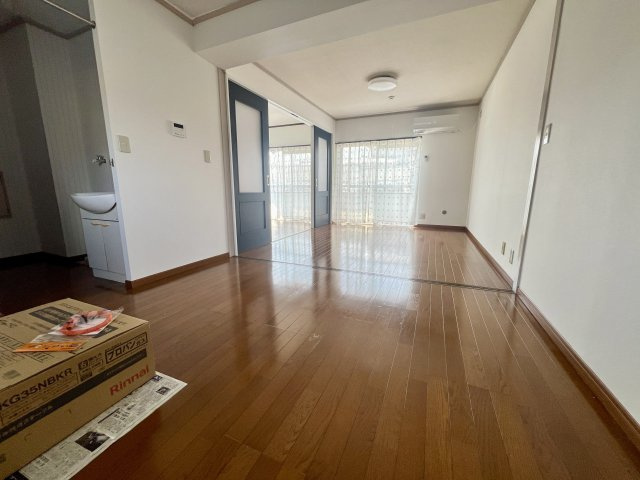 岡田マンションの居間・リビング