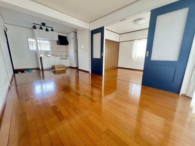 岡田マンションの居間・リビング