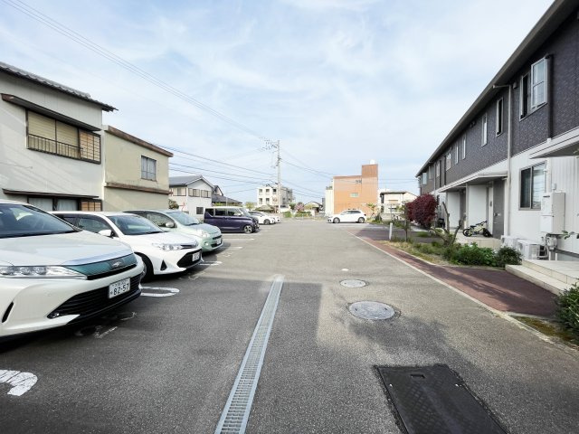 プロヌーブ南矢三の駐車場