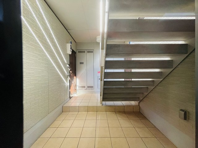 習志野市谷津７丁目のアパートのロビー