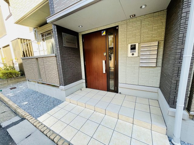 習志野市谷津７丁目のアパートのエントランス