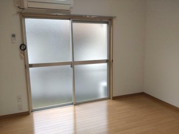 中野区大和町２丁目のアパートの居間・リビング