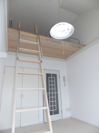 【洋室】 | サニーウェル鈴蘭 | ハシゴを登ればロフトスペース！使い方は自由自在です。