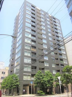 【外観】 | シティハウス南森町 | 気品あふれるタイル貼り外観に、白と黒を基調としたエントランスホールがグレード感を演出。