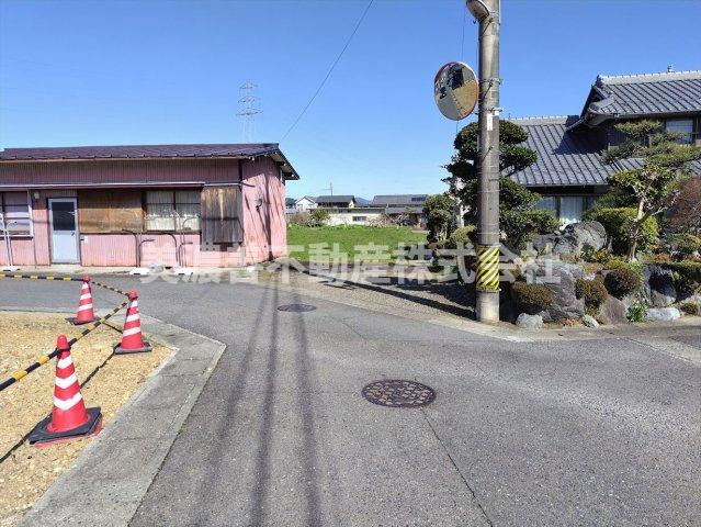 ５７７８３　岐阜市西改田村前土地の前面道路含む現地写真