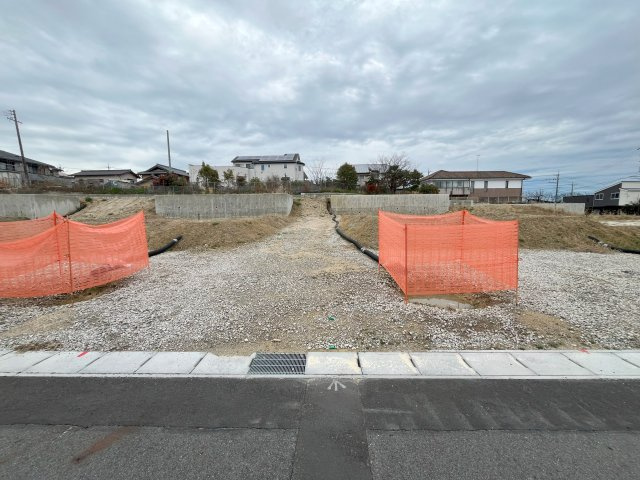 日進市南ケ丘3丁目 13-29区画の前面道路含む現地写真