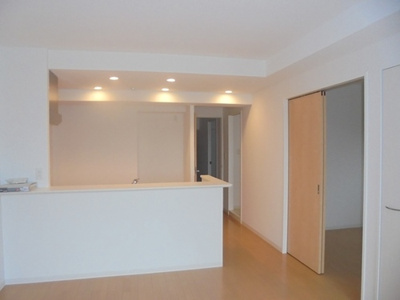 【居間・リビング】 | Ｓｏｐｈｉａ Ｇａｒｄｅｎ博多　プライスホームなら仲介手数料０円！ | 居室・リビング：リビングダイニング※前回募集時の写真２０１９年４月撮影     （2019年4月撮影）