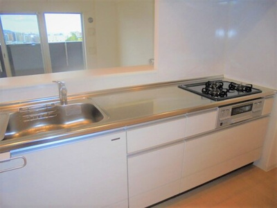 【キッチン】 | Ｓｏｐｈｉａ Ｇａｒｄｅｎ博多　プライスホームなら仲介手数料０円！ | キッチン：システムキッチン※前回募集時の写真２０１９年４月撮影     （2019年4月撮影）