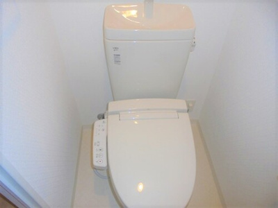 【トイレ】 | Ｓｏｐｈｉａ Ｇａｒｄｅｎ博多　プライスホームなら仲介手数料０円！ | トイレ：温水洗浄機能付便座※前回募集時の写真２０１９年４月撮影     （2019年4月撮影）
