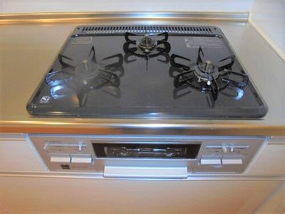 【設備】 | Ｓｏｐｈｉａ Ｇａｒｄｅｎ博多　プライスホームなら仲介手数料０円！ | その他設備：３口ガスコンロ※前回募集時の写真２０１９年４月撮影     （2019年4月撮影）