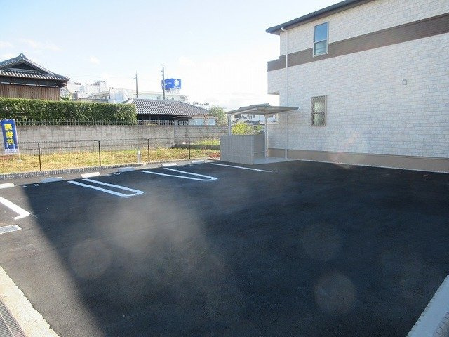 Ｔｈｉｅｌｅ　ＫＯＢＥの駐車場