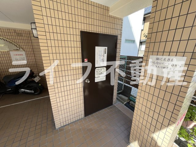 センチュリーロイヤル小阪のエントランス|毎日通るエントランスはこのようになっています