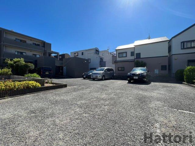 フルーレットコートの駐車場