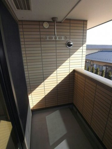 エスペランサのバルコニー|外からの目が気にならないバルコニーで洗濯物が干せます