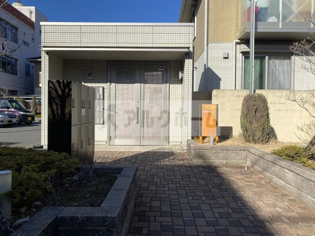 ラグジュアリー・ヴィレッジA棟のエントランス|ラグジュアリー・ヴィレッジA棟　駐輪場