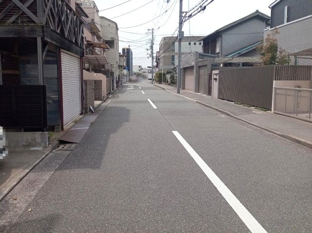 堺市堺区西永山園の中古一戸建の前面道路含む現地写真