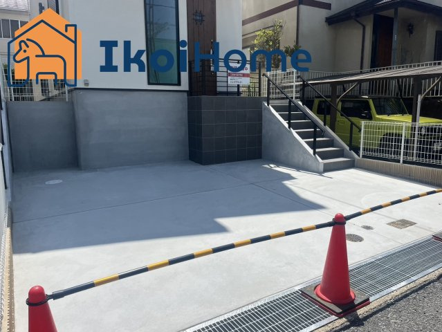 神戸市西区糀台　B号地　新築戸建の駐車場|駐車スペースにはお車を3台駐車できます。贅沢なほど生活設備が豊富でロフトもついています！