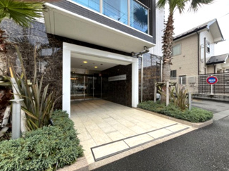 【エントランス】 | ソテツ等の南洋樹を植樹。夜間にはポールライトによるライトアップで湘南らしい優美な雰囲気を演出します。昼夜を通して、ステイタスの高さを印象付けるエントランスです。