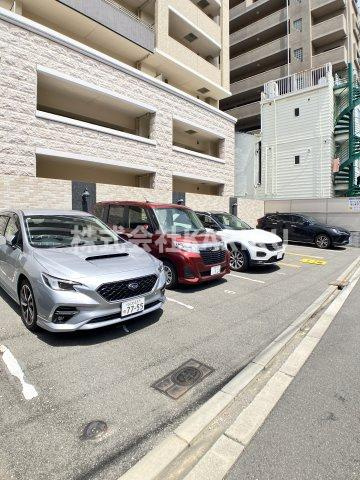 コンフォール京橋の駐車場
