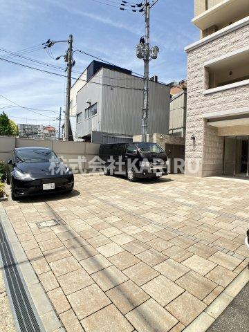 コンフォール京橋の駐車場