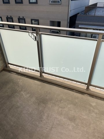 ネットフローラ天満橋のバルコニー|外からの目が気にならないバルコニーで洗濯物が干せます