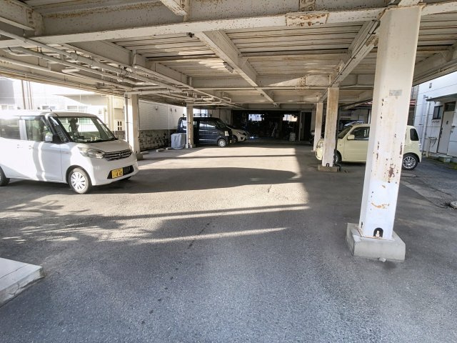 レジデンスサトウの駐車場