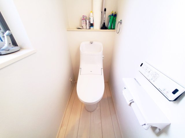 【トイレ】 | 世田谷区太子堂２丁目　一戸建て | 築約4年、113.23㎡の広々３LDK＋P！解放感溢れるルーフバルコニー有♪東向きですが南側にも通路がある為、角地に近い陽当り環境！！収納も豊富なLDKは18.9帖、主寝室は8帖ございます。