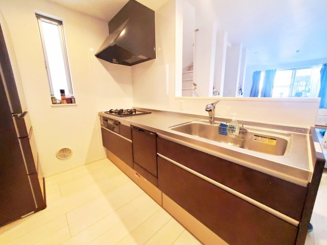 【キッチン】 | 世田谷区太子堂２丁目　一戸建て | 築約4年、113.23㎡の広々３LDK＋P！解放感溢れるルーフバルコニー有♪東向きですが南側にも通路がある為、角地に近い陽当り環境！！収納も豊富なLDKは18.9帖、主寝室は8帖ございます。