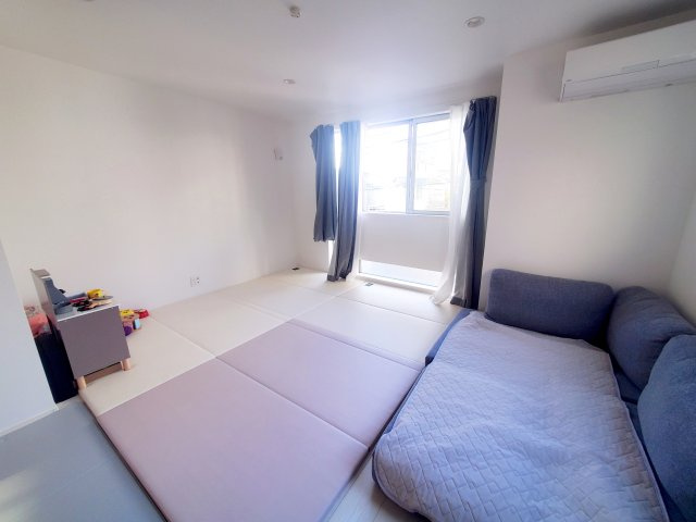 【居間・リビング】 | 世田谷区太子堂２丁目　一戸建て | 築約4年、113.23㎡の広々３LDK＋P！解放感溢れるルーフバルコニー有♪東向きですが南側にも通路がある為、角地に近い陽当り環境！！収納も豊富なLDKは18.9帖、主寝室は8帖ございます。