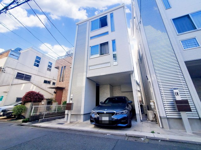 【外観】 | 世田谷区太子堂２丁目　一戸建て | 築約4年、113.23㎡の広々３LDK＋P！解放感溢れるルーフバルコニー有♪東向きですが南側にも通路がある為、角地に近い陽当り環境！！収納も豊富なLDKは18.9帖、主寝室は8帖ございます。