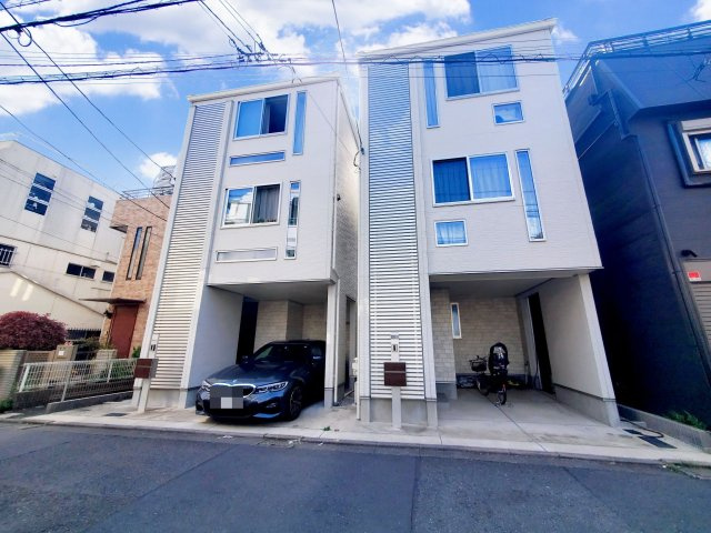 【外観】 | 世田谷区太子堂２丁目　一戸建て | 築約4年、113.23㎡の広々３LDK＋P！解放感溢れるルーフバルコニー有♪東向きですが南側にも通路がある為、角地に近い陽当り環境！！収納も豊富なLDKは18.9帖、主寝室は8帖ございます。