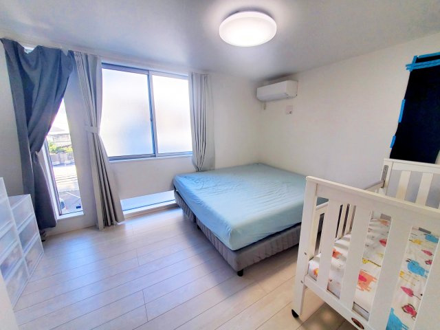 【洋室】 | 世田谷区太子堂２丁目　一戸建て | 築約4年、113.23㎡の広々３LDK＋P！解放感溢れるルーフバルコニー有♪東向きですが南側にも通路がある為、角地に近い陽当り環境！！収納も豊富なLDKは18.9帖、主寝室は8帖ございます。