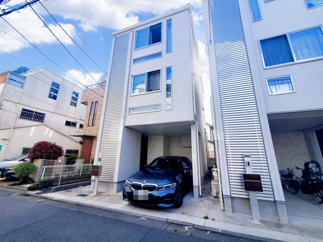 【外観】 | 世田谷区太子堂２丁目　一戸建て | 築約4年、113.23㎡の広々３LDK＋P！解放感溢れるルーフバルコニー有♪東向きですが南側にも通路がある為、角地に近い陽当り環境！！収納も豊富なLDKは18.9帖、主寝室は8帖ございます。