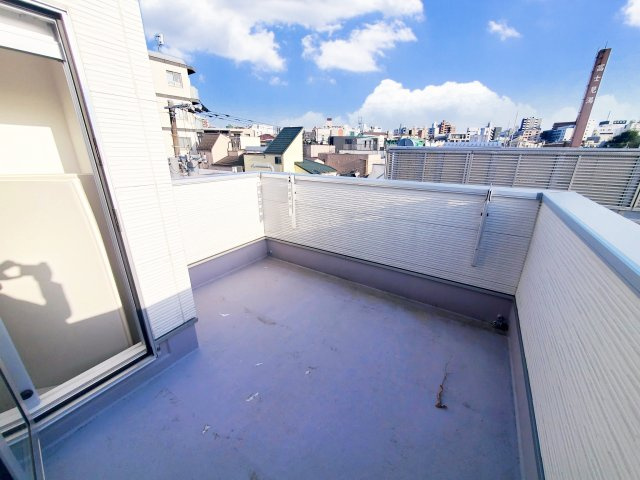【バルコニー】 | 世田谷区太子堂２丁目　一戸建て | 築約4年、113.23㎡の広々３LDK＋P！解放感溢れるルーフバルコニー有♪東向きですが南側にも通路がある為、角地に近い陽当り環境！！収納も豊富なLDKは18.9帖、主寝室は8帖ございます。