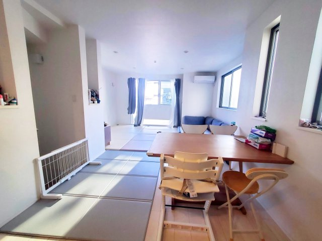 【居間・リビング】 | 世田谷区太子堂２丁目　一戸建て | 築約4年、113.23㎡の広々３LDK＋P！解放感溢れるルーフバルコニー有♪東向きですが南側にも通路がある為、角地に近い陽当り環境！！収納も豊富なLDKは18.9帖、主寝室は8帖ございます。