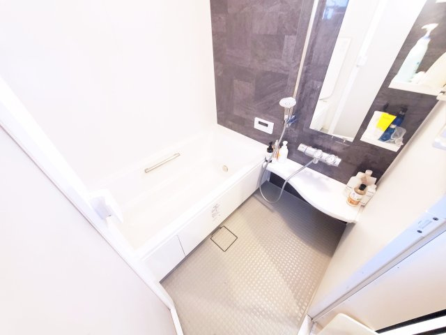 【浴室】 | 世田谷区太子堂２丁目　一戸建て | 築約4年、113.23㎡の広々３LDK＋P！解放感溢れるルーフバルコニー有♪東向きですが南側にも通路がある為、角地に近い陽当り環境！！収納も豊富なLDKは18.9帖、主寝室は8帖ございます。