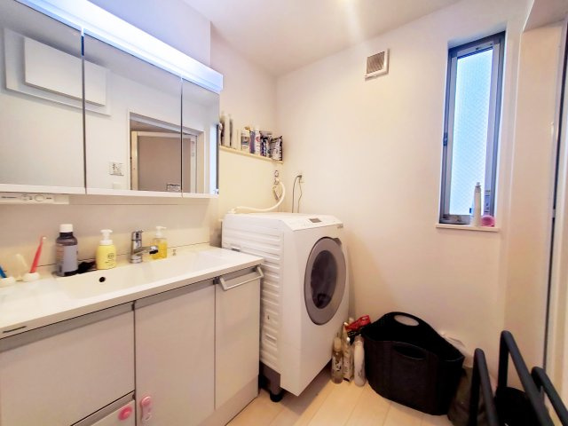 【独立洗面台】 | 世田谷区太子堂２丁目　一戸建て | 築約4年、113.23㎡の広々３LDK＋P！解放感溢れるルーフバルコニー有♪東向きですが南側にも通路がある為、角地に近い陽当り環境！！収納も豊富なLDKは18.9帖、主寝室は8帖ございます。