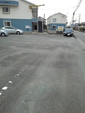 コーポラス長浜（Ａ）の駐車場|駐車場に車を止められます