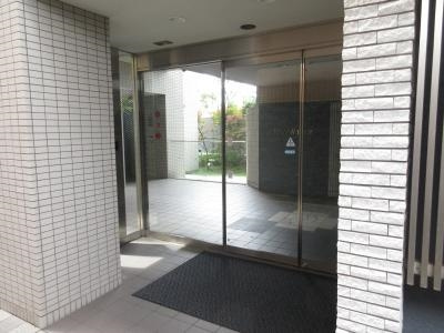 アテナリー右京のエントランス