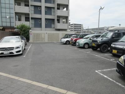 アテナリー右京の駐車場